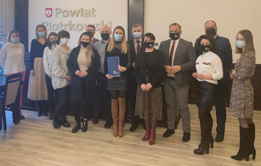Adwokaci i radcowie prawni podspiali umowy ze Starostwem Powiatowym w Piotrkowie na udzielanie darmowych porad prawnych