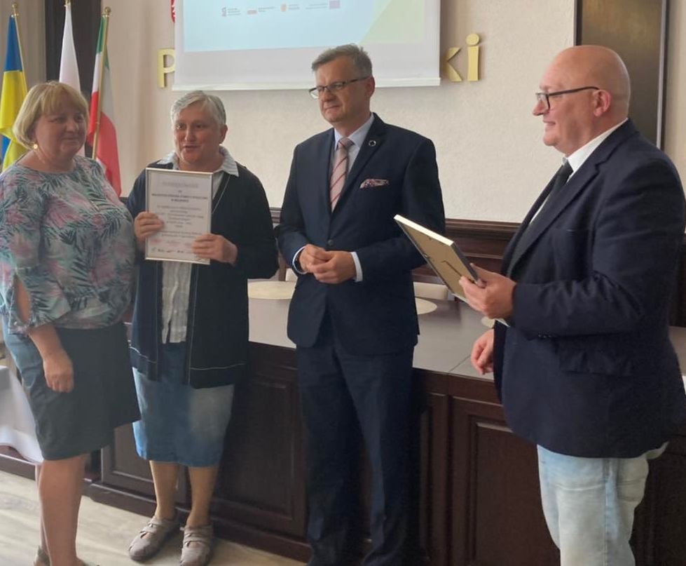 Wicestarosta Dariusz Magacz wręcza podziękowania partnerom projektu