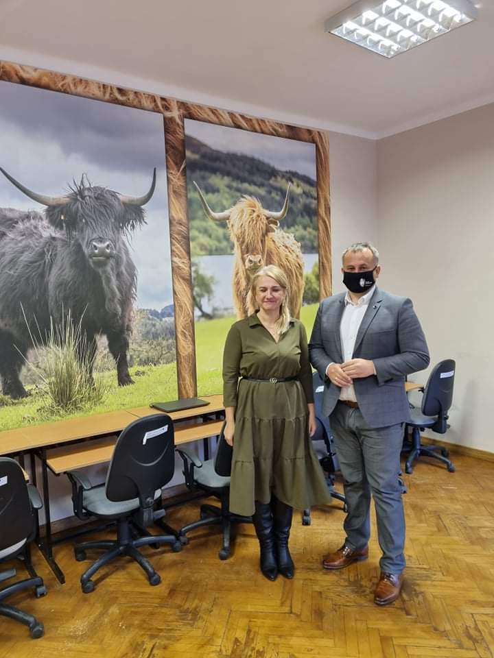 Starosta wraz z Dyrektor Szkoły w Bujnach oglądają odnowioną pracownię