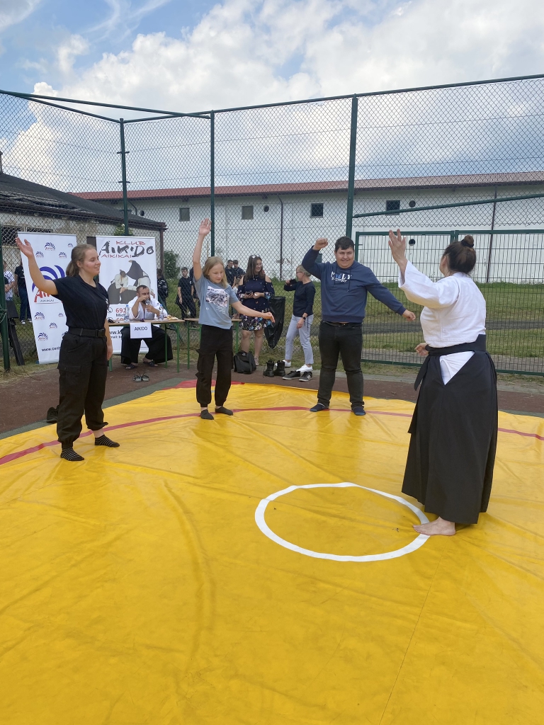 Pokaz aikido na świeżym powietrzu.