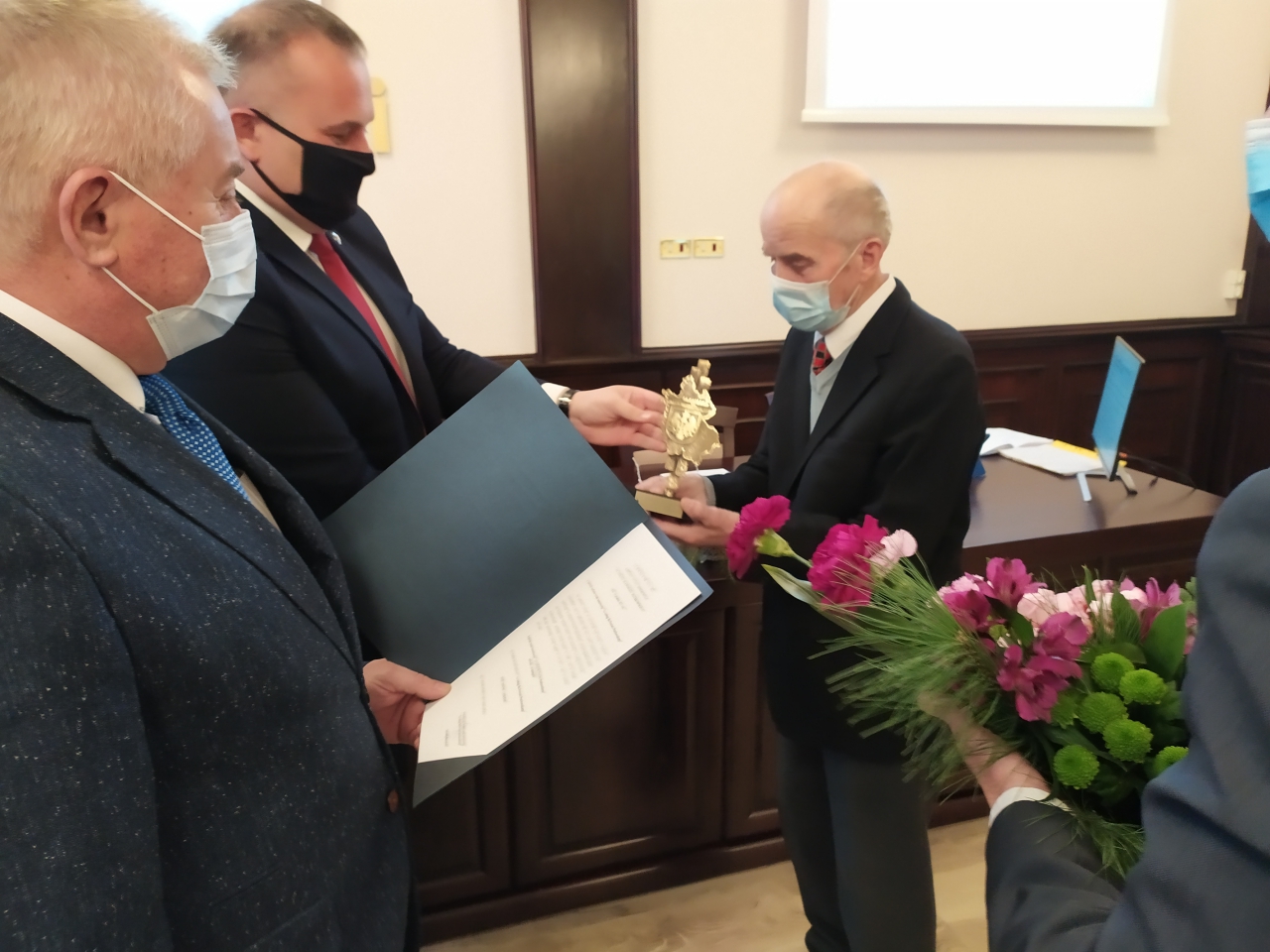 Laureatowi statuetkę wręczyli Starosta Powiatu i Przewodniczący Rady Powiatu