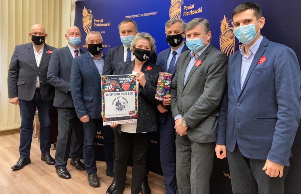 Członkowie Zarządu Powiatu i naczelnego kierownictwa wrzucają do puszki datki na WOŚP
