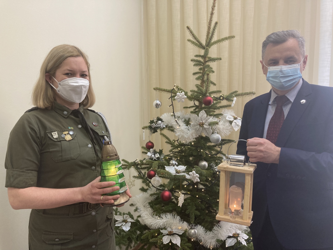 Harcmistrz Ewa Wolniak wręcza wicestaroście Dariuszowi Magaczowi Światełko Pokoju