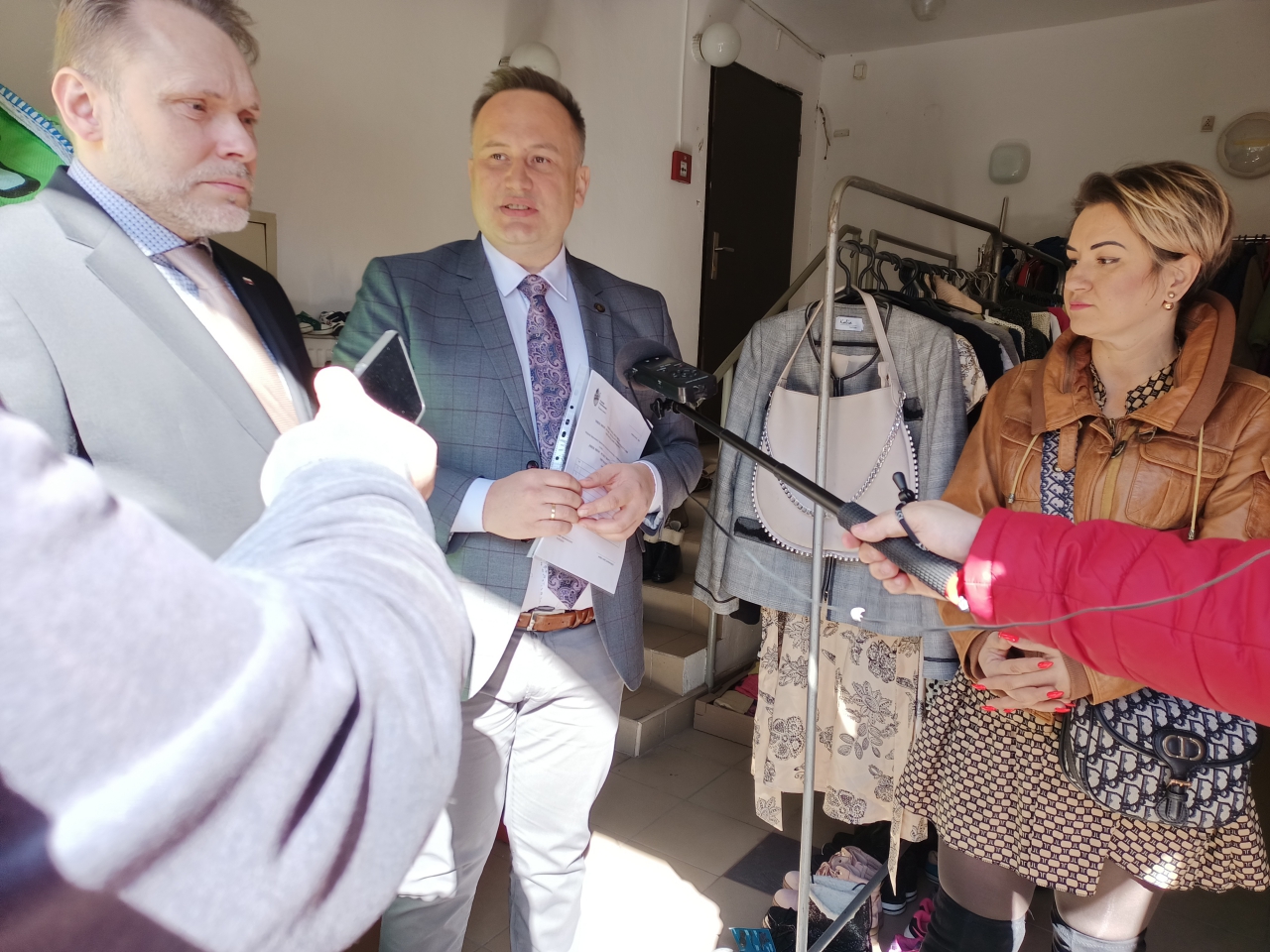 Poseł Grzegorz Lorek, Starosta Piotr Wojtysiak i Evgeniya Lobash podczas otwarcia Free Shop
