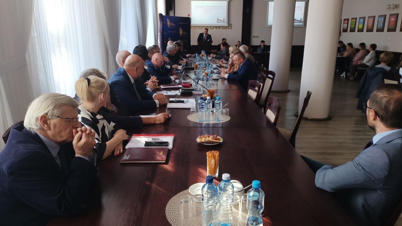 Radni Rady Powiatu wraz zaproszonymi gośćmi podczas sesji Rady Powiatu w sali konferencyjnej Starostwa Powiatowego