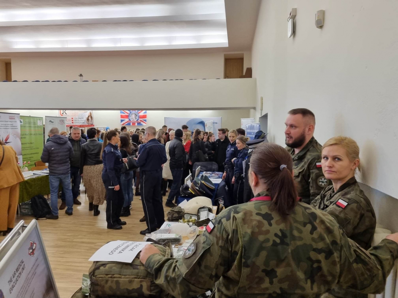 Na zdjęciu uczestnicy Festiwalu w strojach mundurowych w auli Uniwersytetu