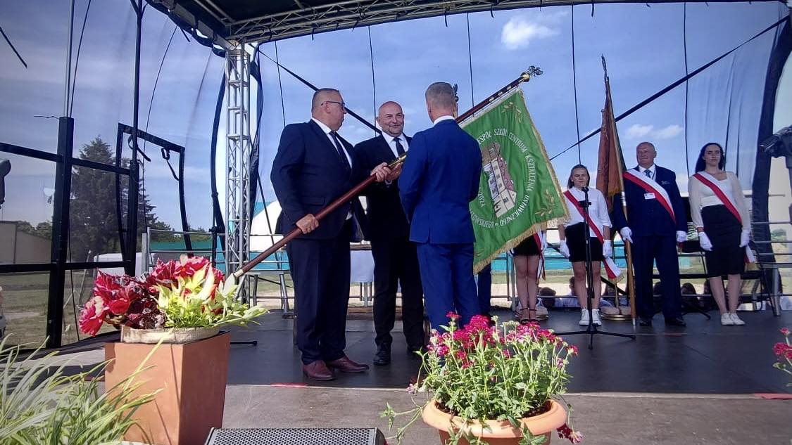 Przekazanie sztandaru dyrekcji szkoły