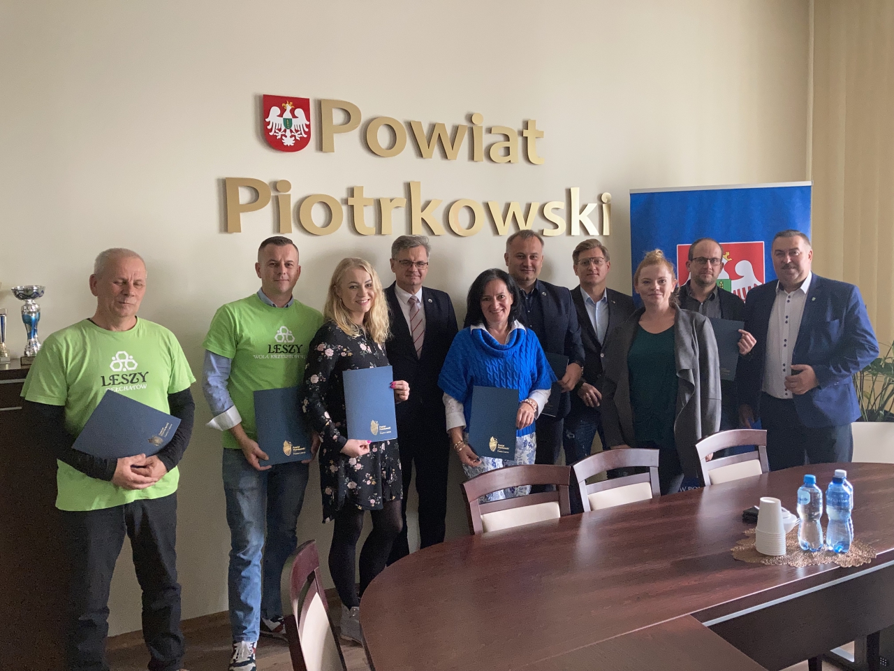Ogranizatorzy akcji Ekologiczny Powiat Piotrkowski podczas podspiania umowy na dofinansowanie w Starostwie Powiatowym