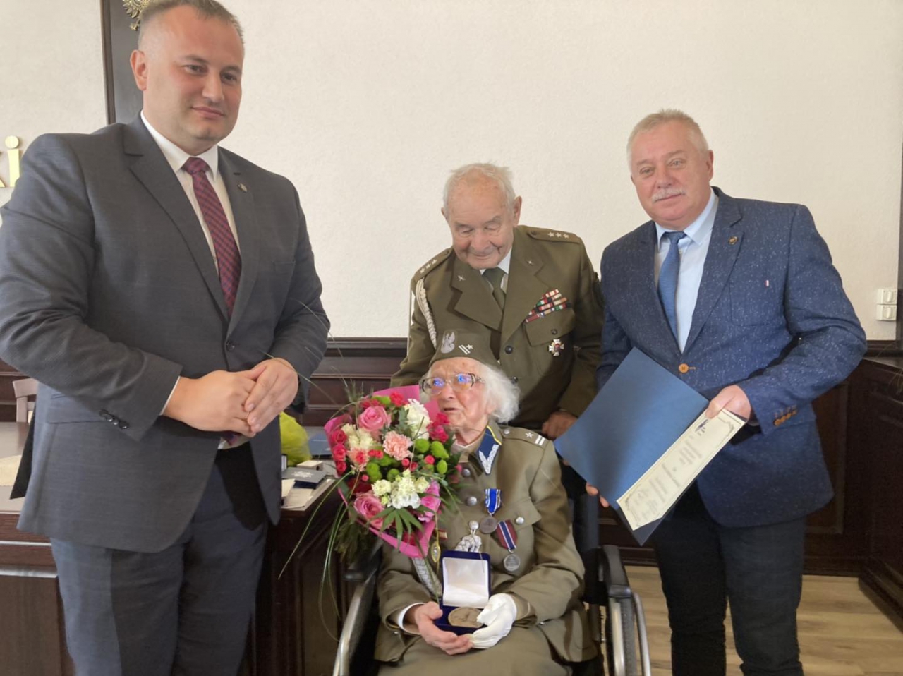 Starosta Powiatu Piotr Wojtysiak i Przewodniczący rady Powiatu Bernard Matyszewski wręczają Złoty Medal Pamiątkowy Pani Wacławie Juszkiewicz-Kamieńskiej