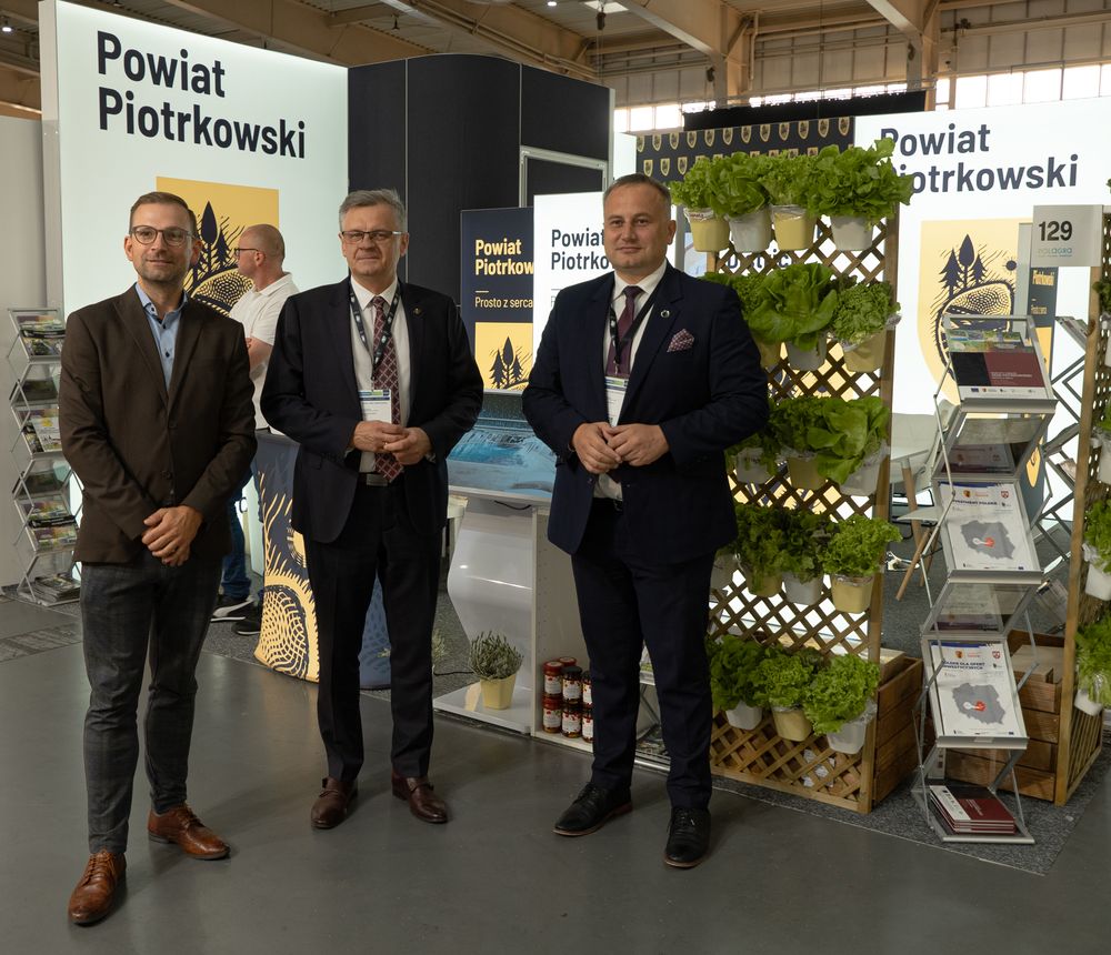 Starosta i Wicestarosta podczas targów POLAGRA 2023 stoja przy stoisku Powiatu Piotrkowskiego