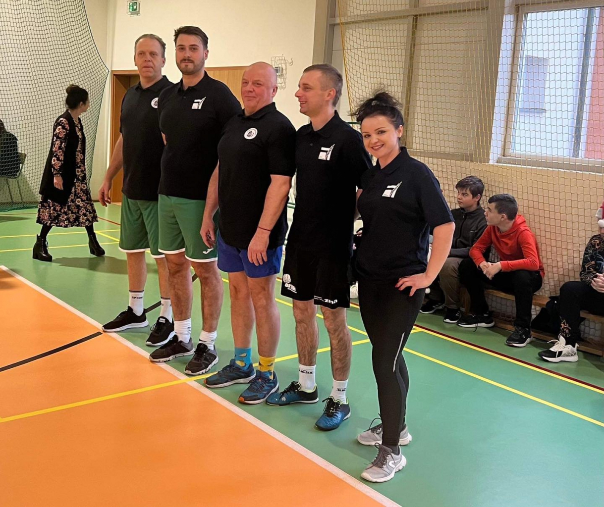 Pracownicy Starostwa stoją w hali sportowej w Goleszach Dużych.