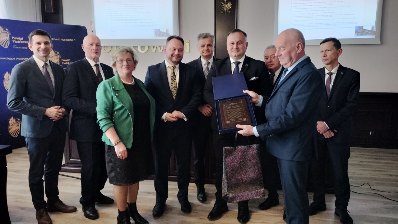 Zarząd Powiatu dziękuję za współpracę dyrektorowi ZDP