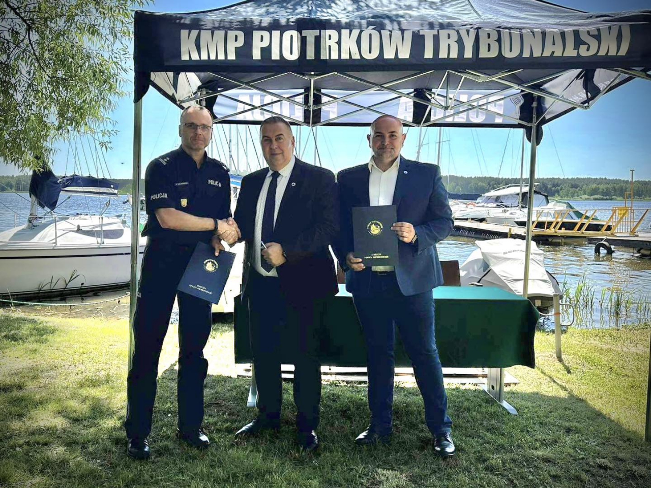 Władze powiatu przekazują komendantowi policji podpisane porozumienie