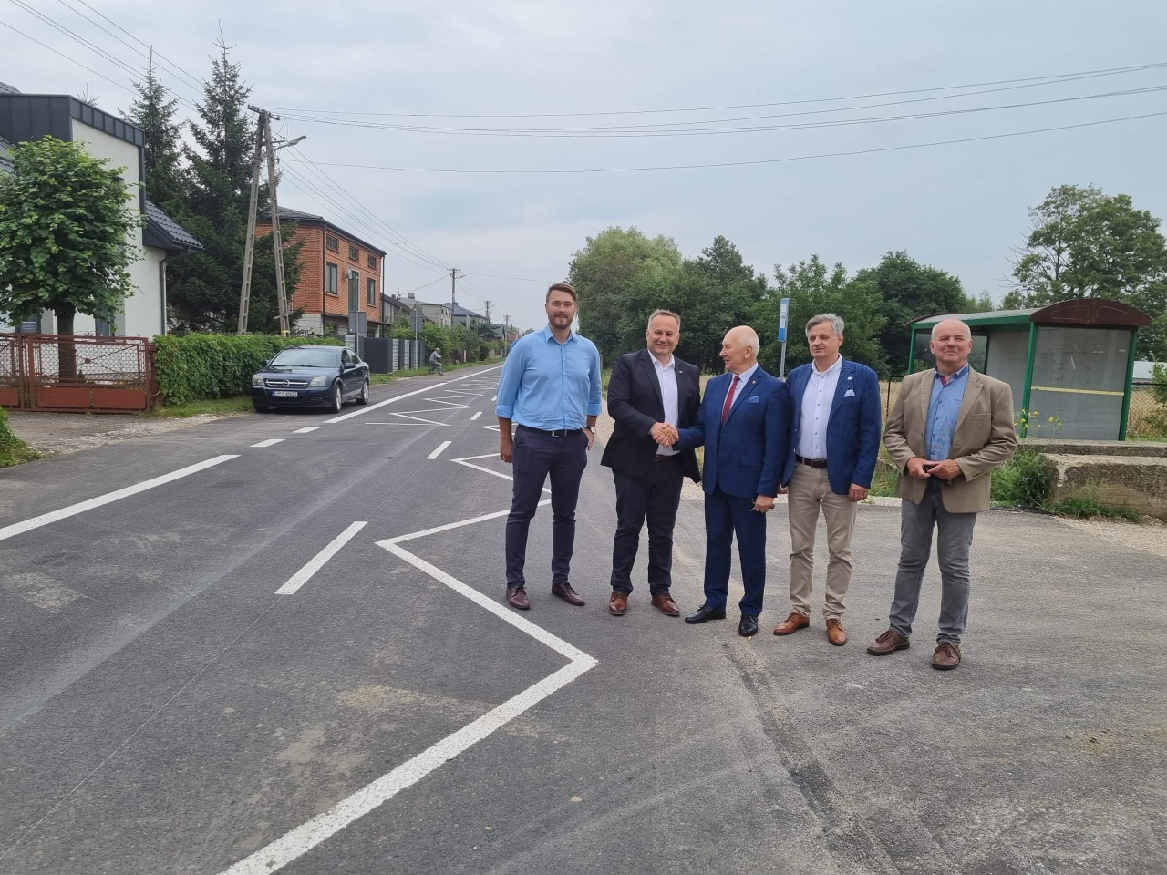 Starosta Piotr Wojtysiak, Wicestarosta Dariusz Magacz, Dyrektor Zarządu Dróg Powiatowych w Piotrkowie Trybunalskim Zbigniew Starosta, pracownik Zarządu Dróg Bartłomiej Masiarek oraz Wójt Gminy Moszczenica Marceli Piekarek.