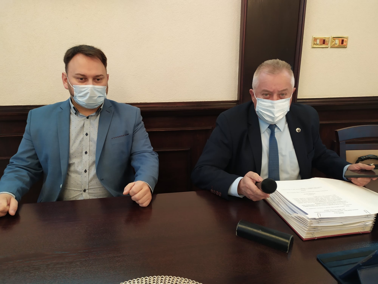 Przewodniczący Bernard Matyszewski i Wiceprzewodniczący Michał Szymański przy stole prezydialnym