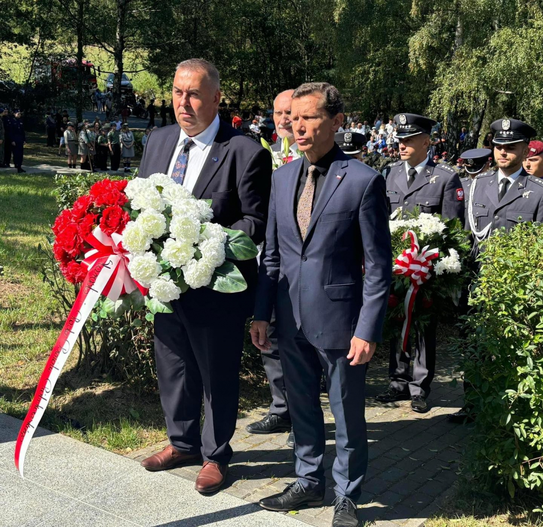 Starosta Piotr Łączny i&nbsp;radny Robert Pielużek składają wiązankę kwiatów