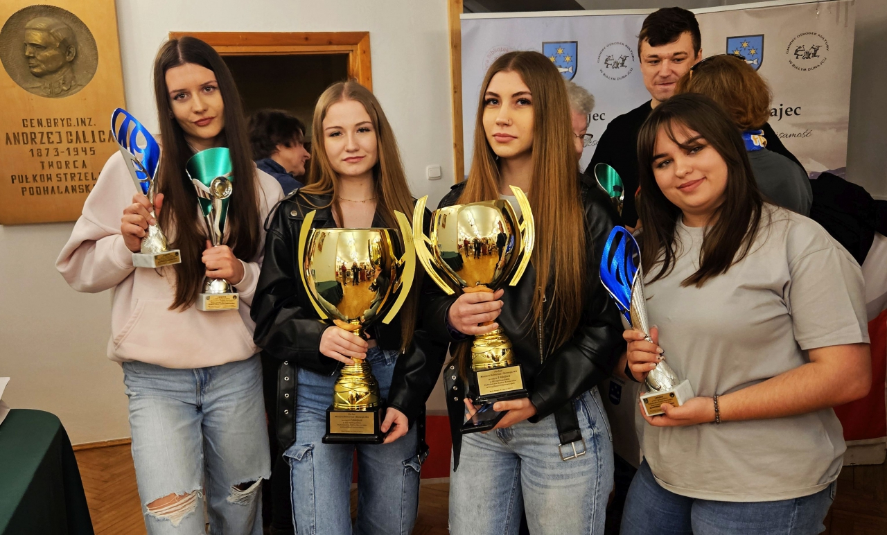 Drużyna z&nbsp;powiatu z&nbsp;pucharami