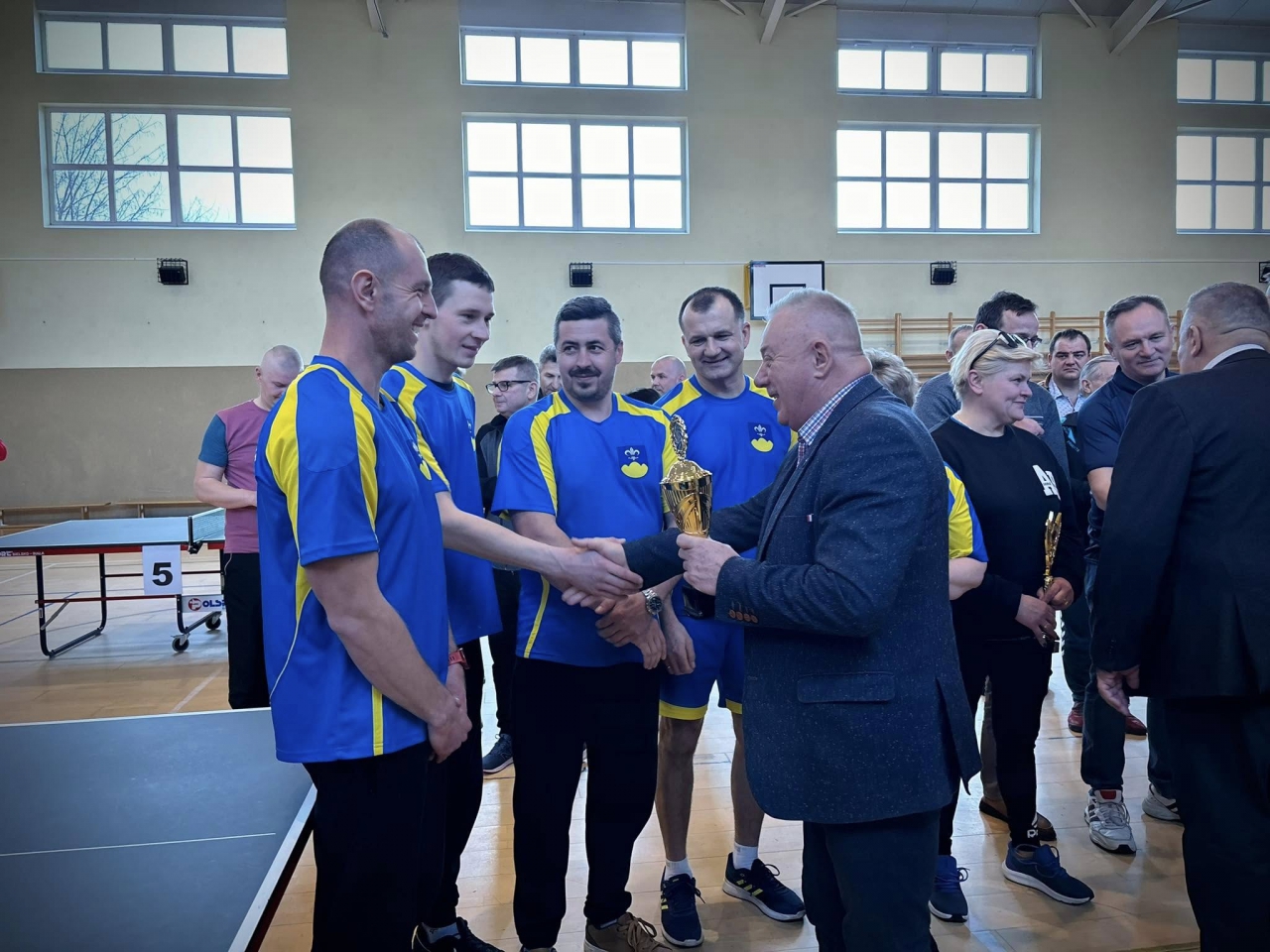 Przewodniczący wręcza nagrody najlepszej drużynie