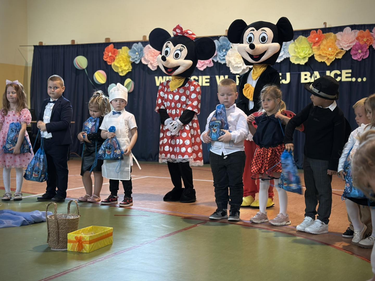 Dzieci występują na scenie